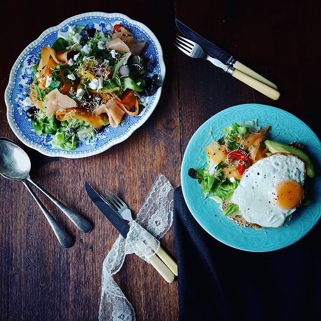 Avocado on toast has a new meaning for me☺️ it's topped with an egg and is accompanied by carrot shavings, olives and feta salad...Lunch sorted 💪 #cleanliving #healthyfood #nourish #mindfulleating