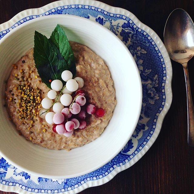 What to do when you feel ill? Make yourself better with a quick almond milk and cinnamon porridge topped with beautiful jewels of red and white currants. You might say porridge is too warm for this weather but it's the best breakfasts to get you back to #healthyeating #basics