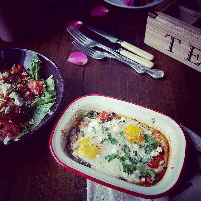 Sunday morning planner: run around Clapham Common - check, don't collapse doing it-check, mushroom and tomato baked eggs with salad and sour cherry sourdough - YUM YUM check #healthybreakfast #healthyfoodporn #brunch